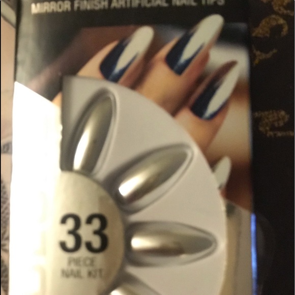 chrome LA Colors Mirror Finish Nails - Picture 2 of 8